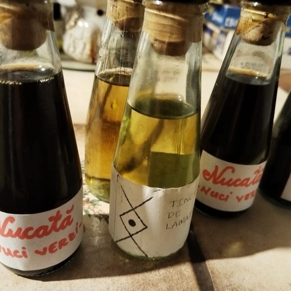 tincturi pe baza de tuica de mere,nucata ,afinata,menta ,biter smochine,papadie ,limoncelata