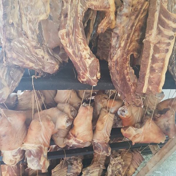 Costite, cozi si osaturi de porc afumate